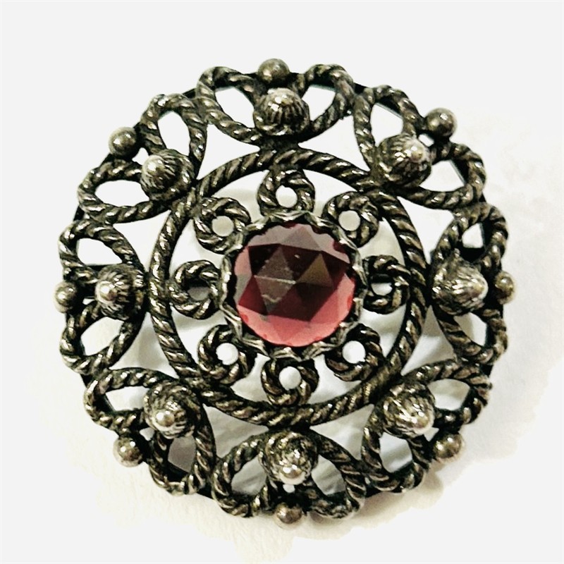 Stříbrná historizující brož s granátem