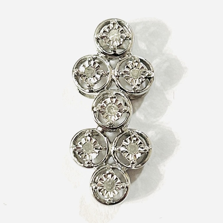 Stříbrný moderní přívěšek s diamanty