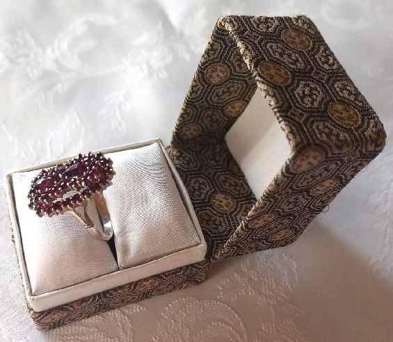 Prsten s českými granáty, stříbro