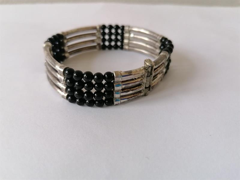 Stříbrný náramek s černými kuličkami
