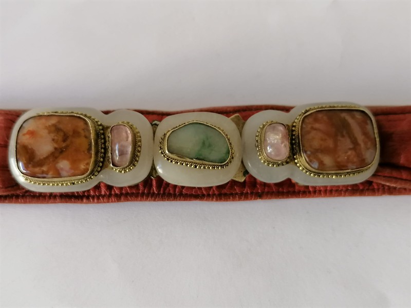 Pásek s drahocennou sponou