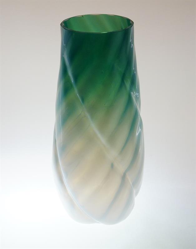 Secesní váza z irisovaného hutně tvarovaného skla