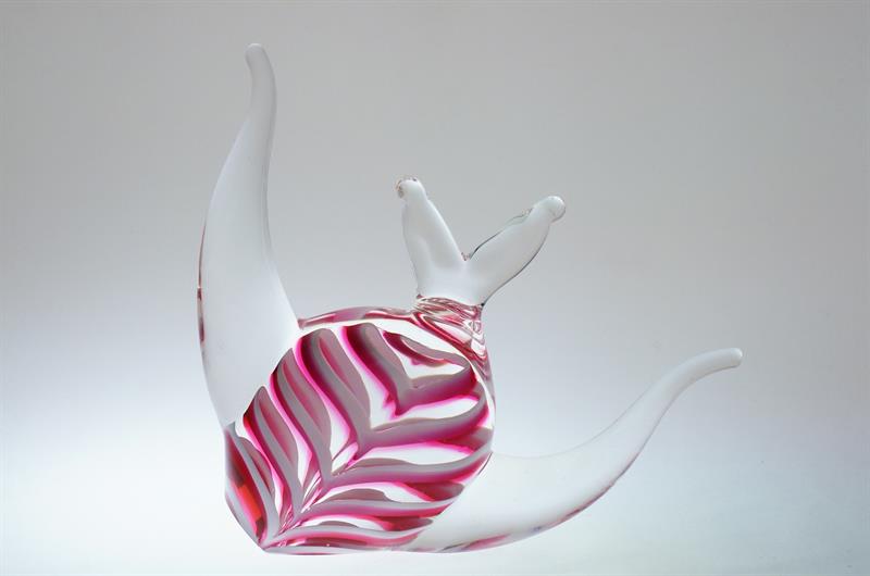 Figurální skleněná plastika RYBA, zatavený barevný dekor