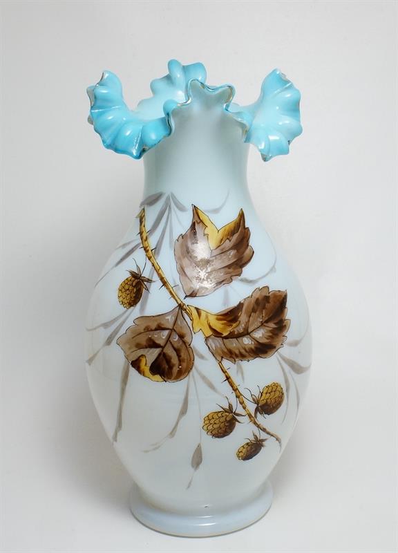 Secesní váza opálové sklo, vlnkované hrdlo a malovaný dekor