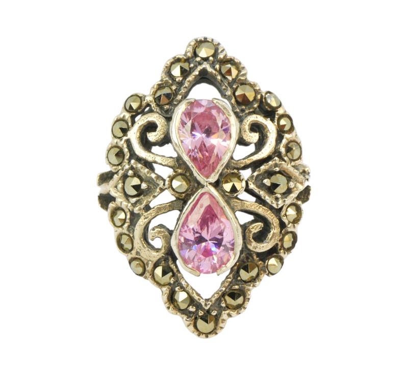 Stříbrný prsten s růžovými kameny a markazity