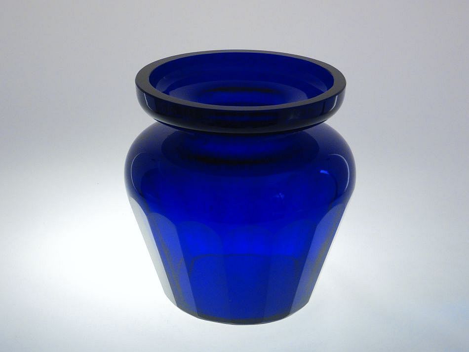 Broušená kobaltově modrá váza ve stylu Wiener Werkstätte