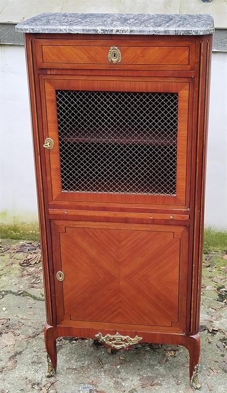 Intarzovaná skříňka s mramorem