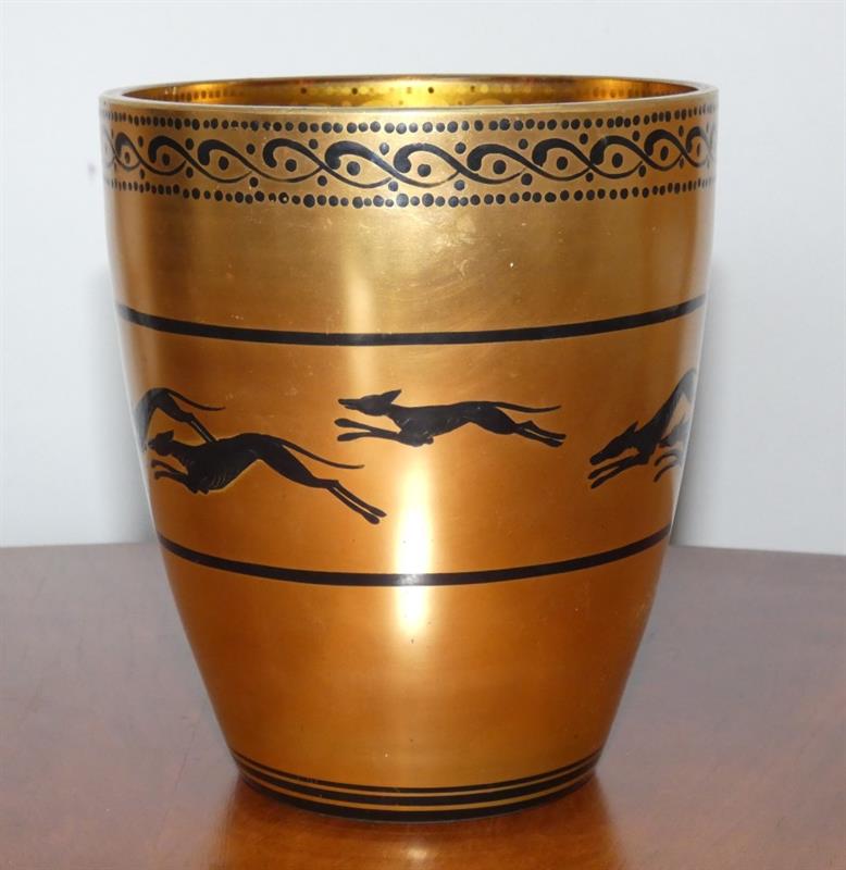 Art deco váza s chrty