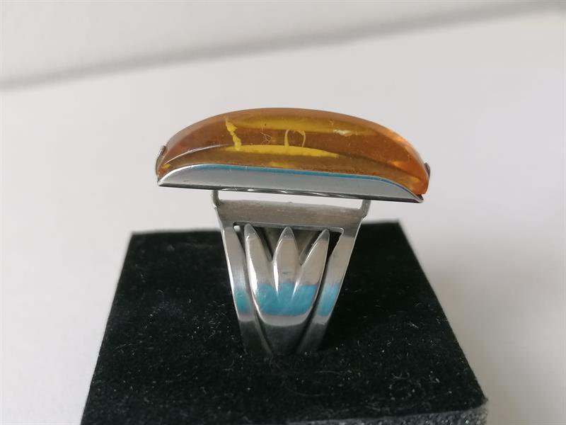 Stříbrný prsten s jantarem