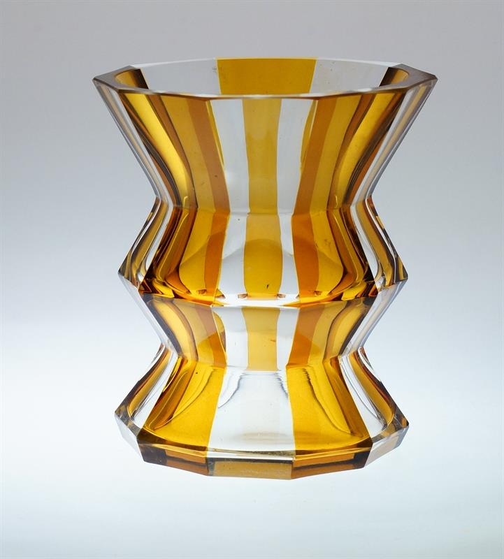Kubistická fazetově broušená váza s ambrovou lazurou