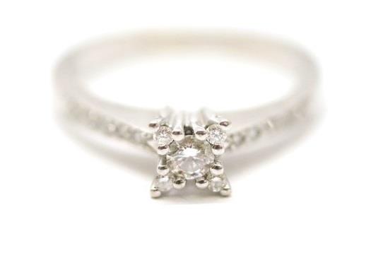 Zlatý prsten s diamanty