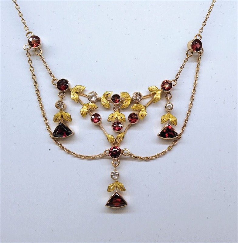 Zlatý secesní náhrdelník s almandiny a leukosafíry