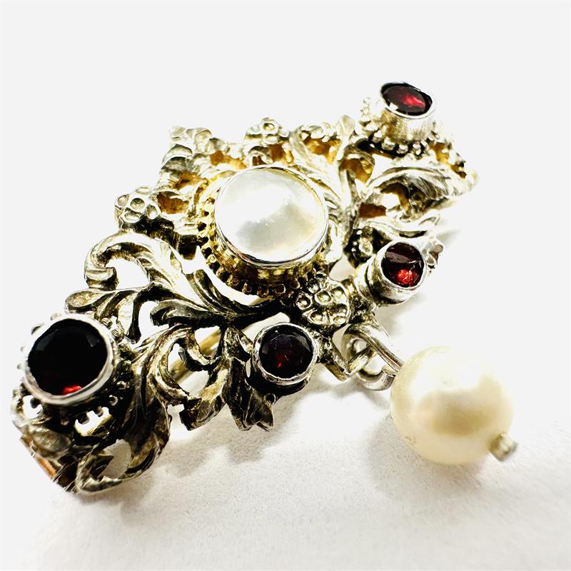 Stříbrná prořezávana brož s perletí a granáty