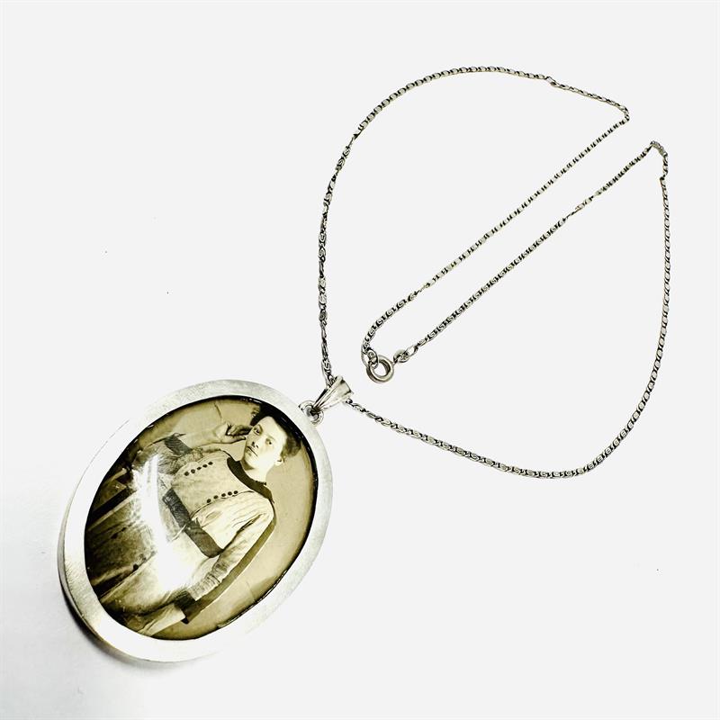 Stříbrný náhrdelník s velkým medailonem