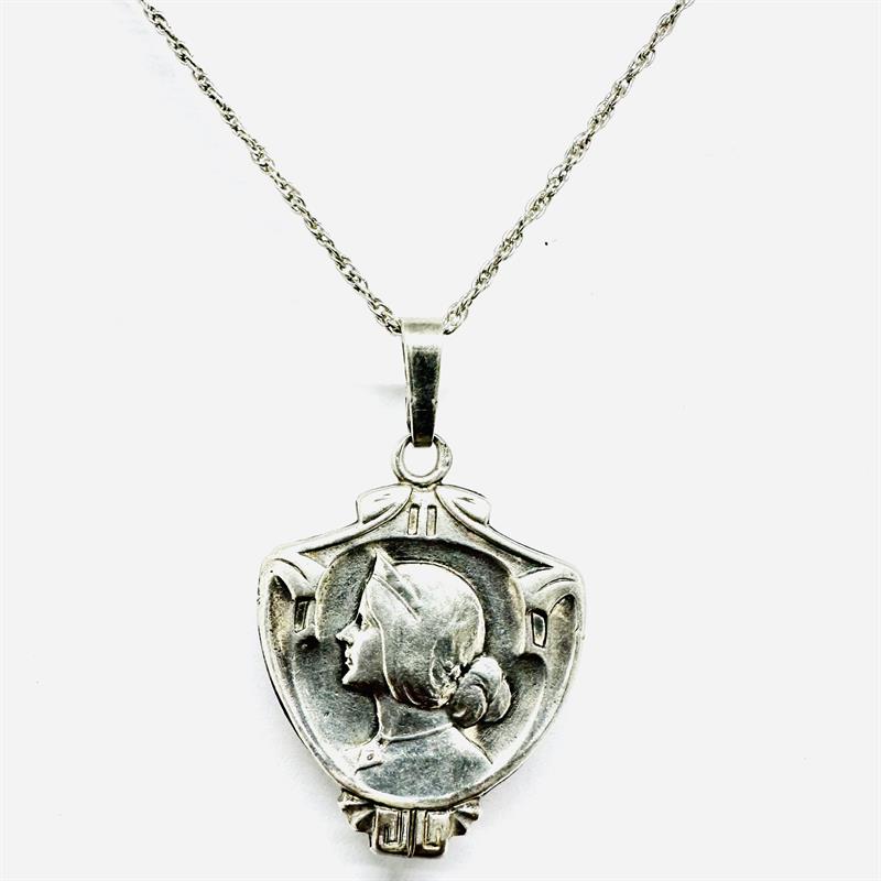 Stříbrný náhrdelník se secesním závěsem