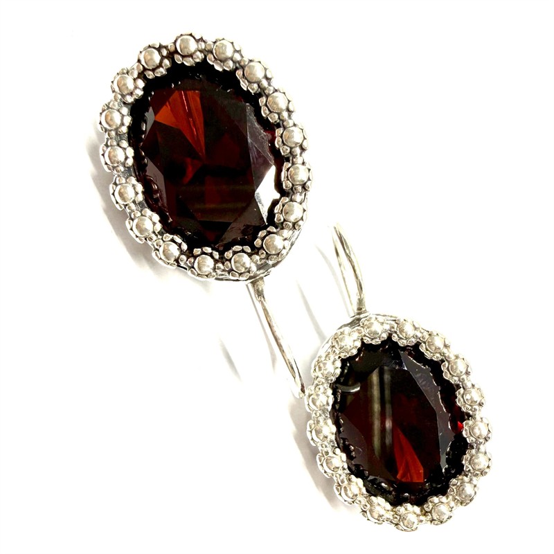 Stříbrné závěsné náušnice s velkým granátem