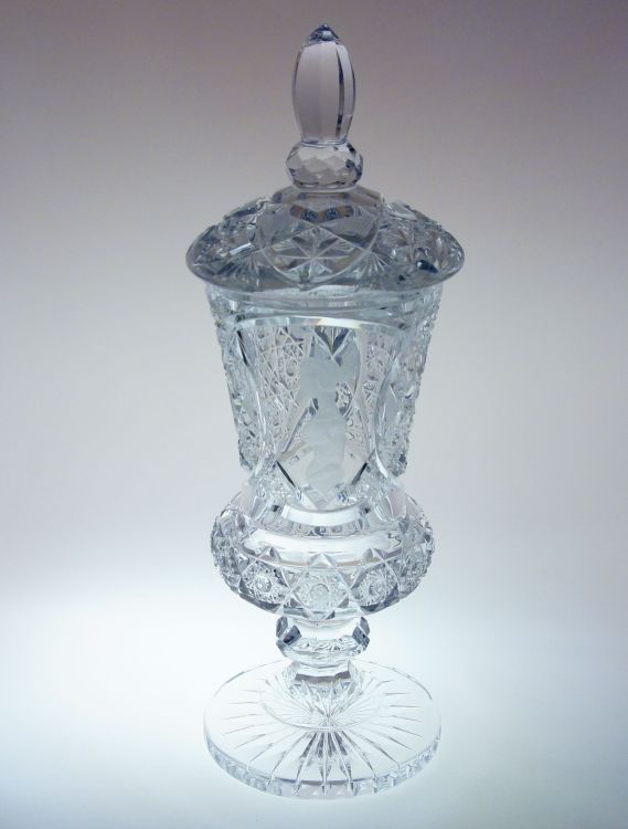 Pohár z broušeného křišťálového skla s rytinou dámy