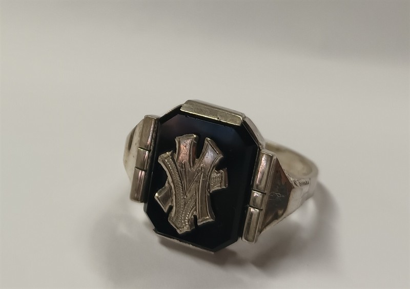 Art deco pánský prsten s monogramem M V