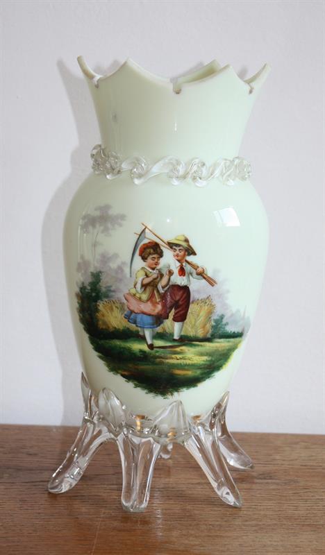 Stará váza s malovaným obrázkem dvou postav