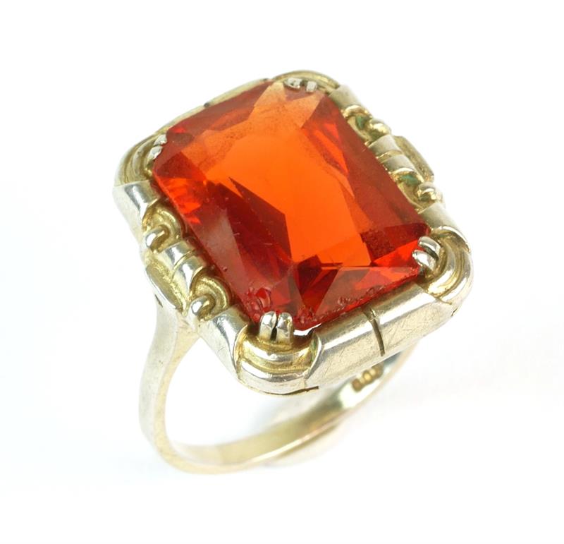 Stříbrný prsten s oranžovým kamenem