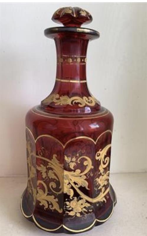 Karafa z rubínového skla malovaná