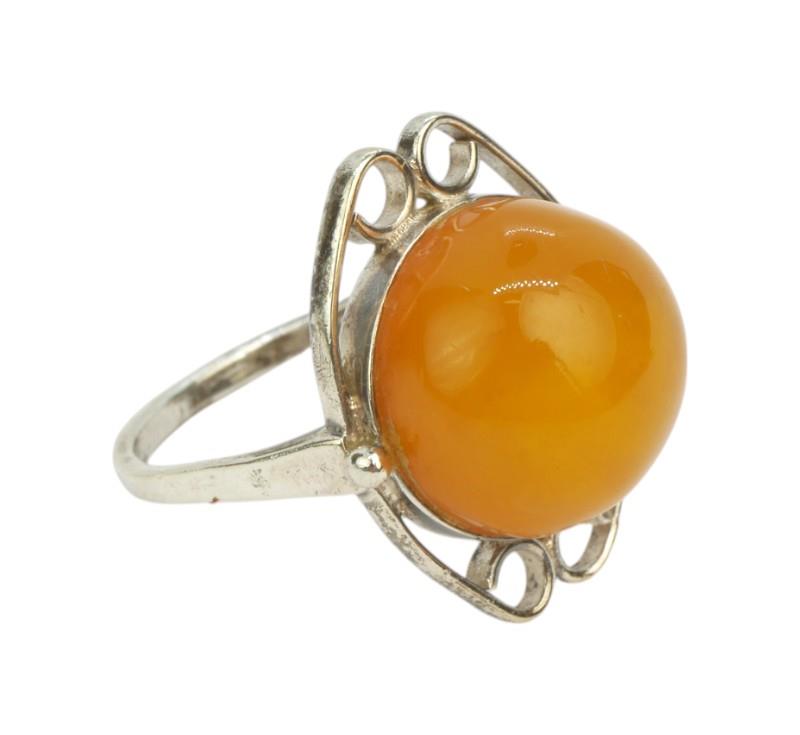 Stříbrný prsten s jantarem