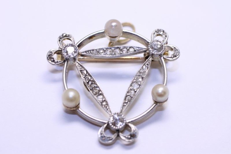 Zlatá brož s diamanty a perlami