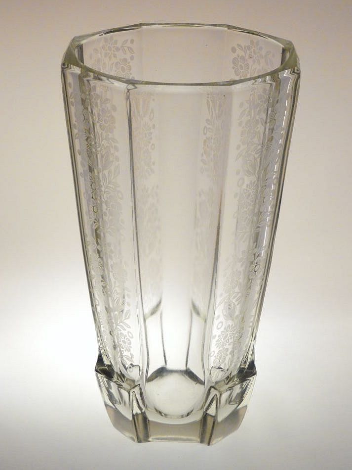 Obří váza s matovaným dekorem ve stylu ART - DECO, sklárna Josef INWALD