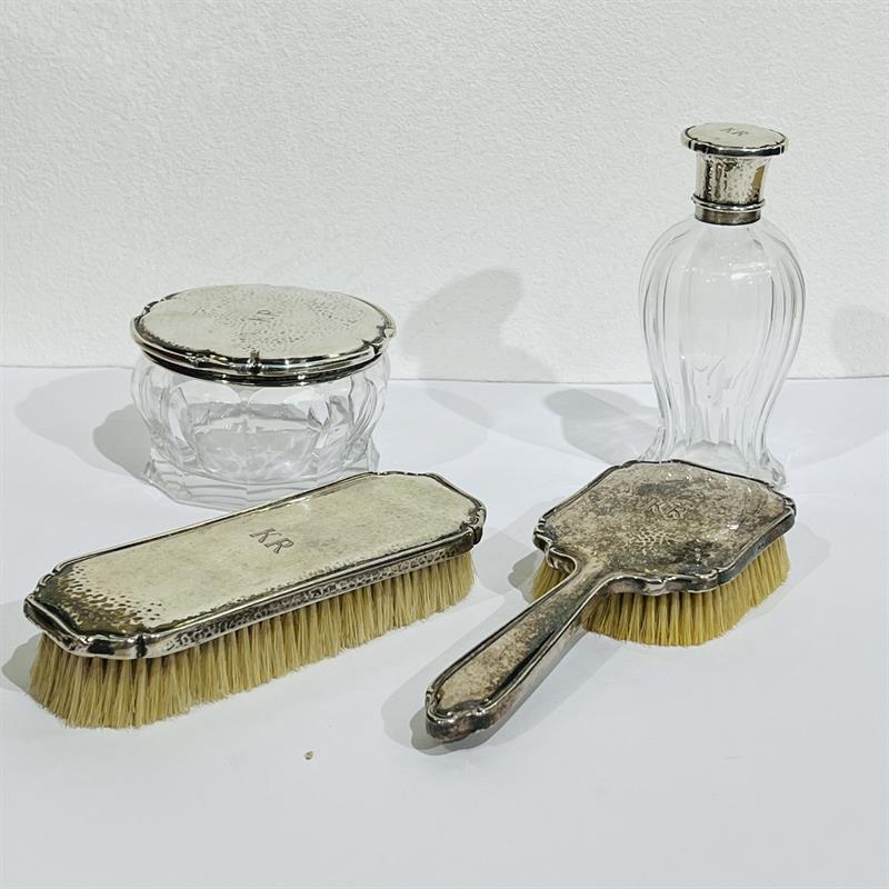 FRANTIŠEK BIBUS, STŘÍBRNÁ TOALETNÍ SOUPRAVA