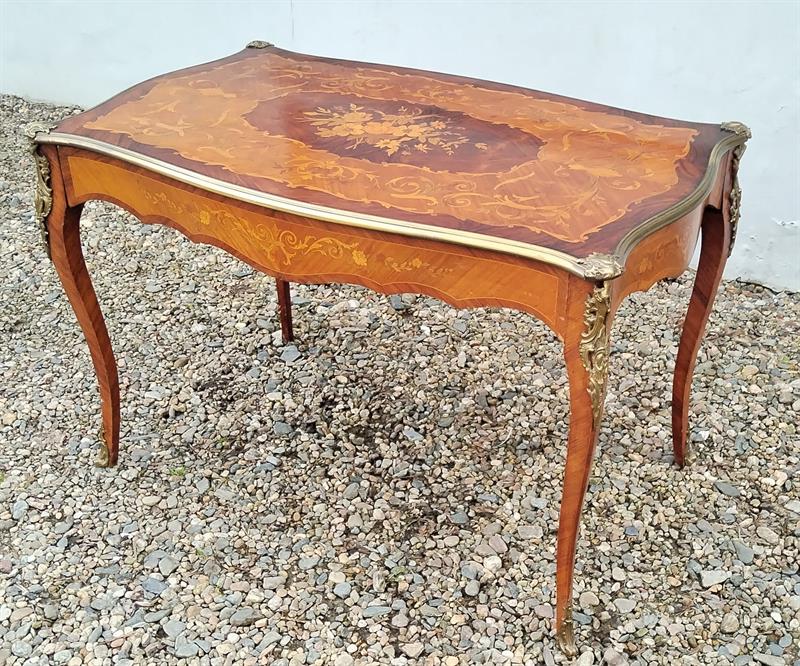 Intarzovaný psací stůl