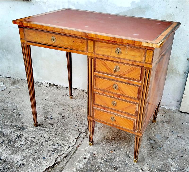 Dámský psaci stůl