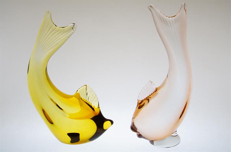 Ryby ve skoku - ambrové a rosalínové sklo, sklárna Zlatno