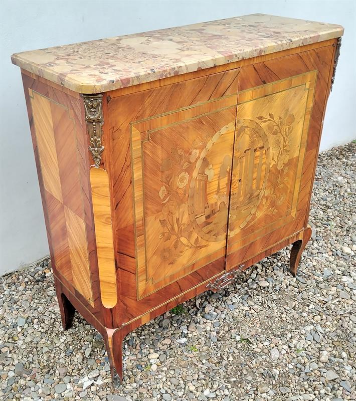 Intarzovaná skříňka s mramorem