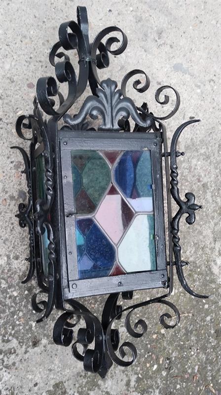 Kovaná lucerna s vitráží