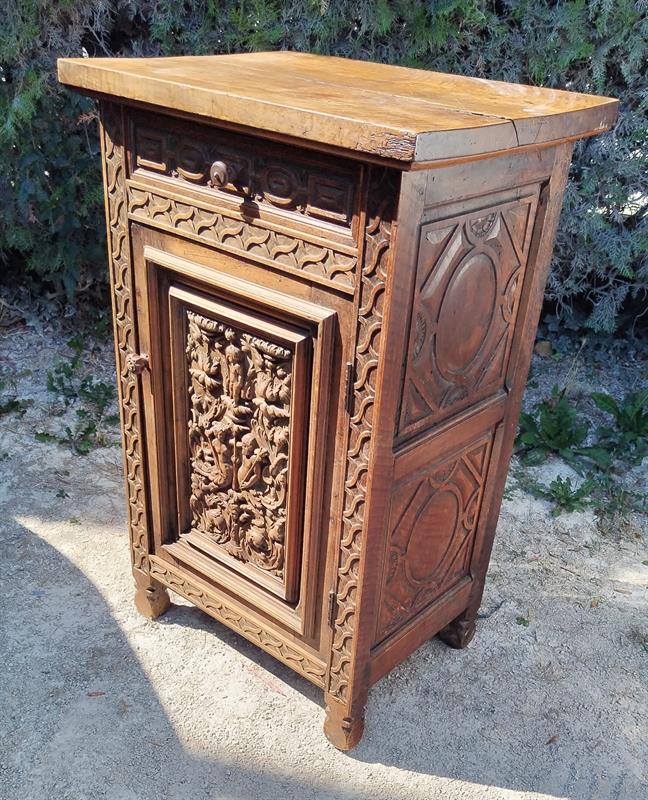 Vyřezáváná skříňka