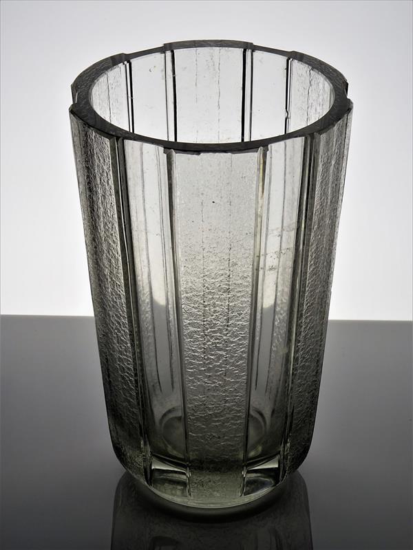 Váza broušená a leptaná