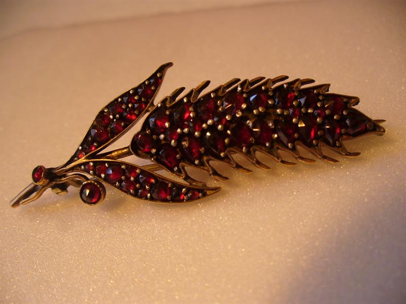 Brož s českými granáty  - Klas