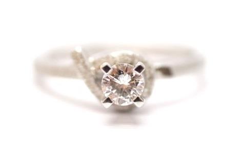 Zlatý prsten s diamantem