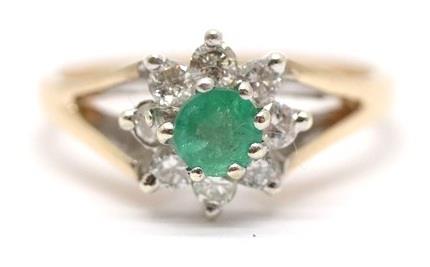 Zlatý prsten s diamanty a smaragdem