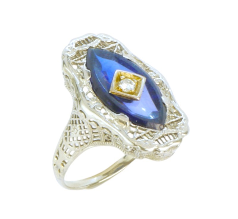 Zlatý prsten s diamantem a modrým  kamenem