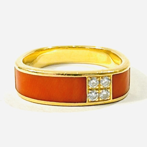 Zlatý ateliérový prsten s diamanty a korály