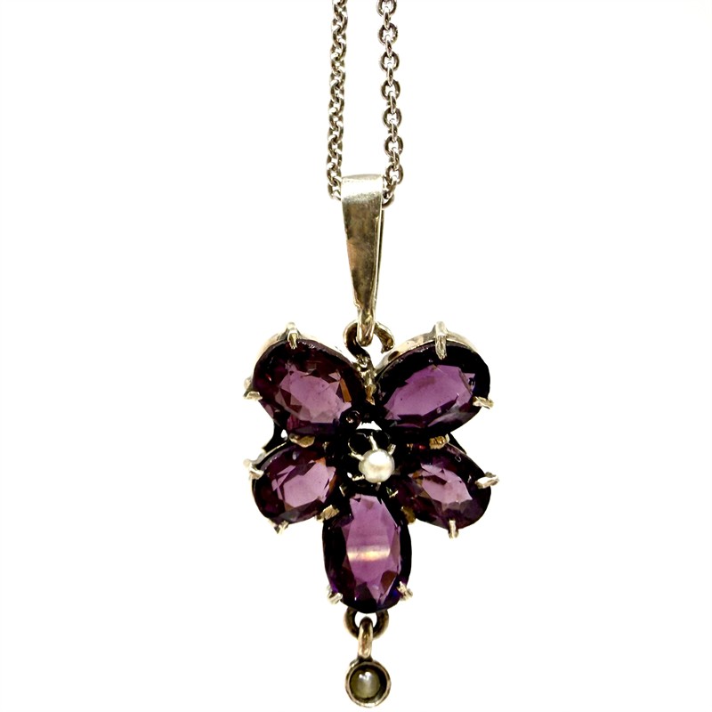 Stříbrný náhrdelník s ametystovým závěsem - fialka