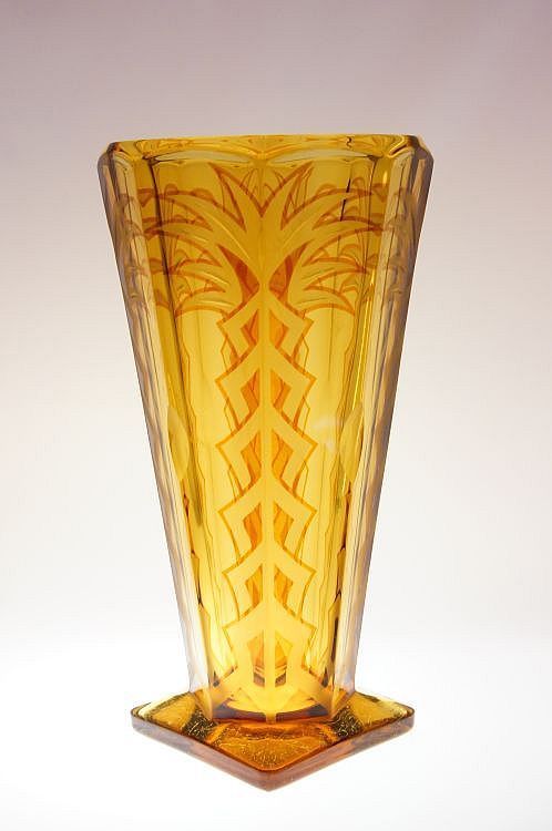 Váza ART - DECO ambrové sklo s geometrickým dekorem, Kamenický Šenov