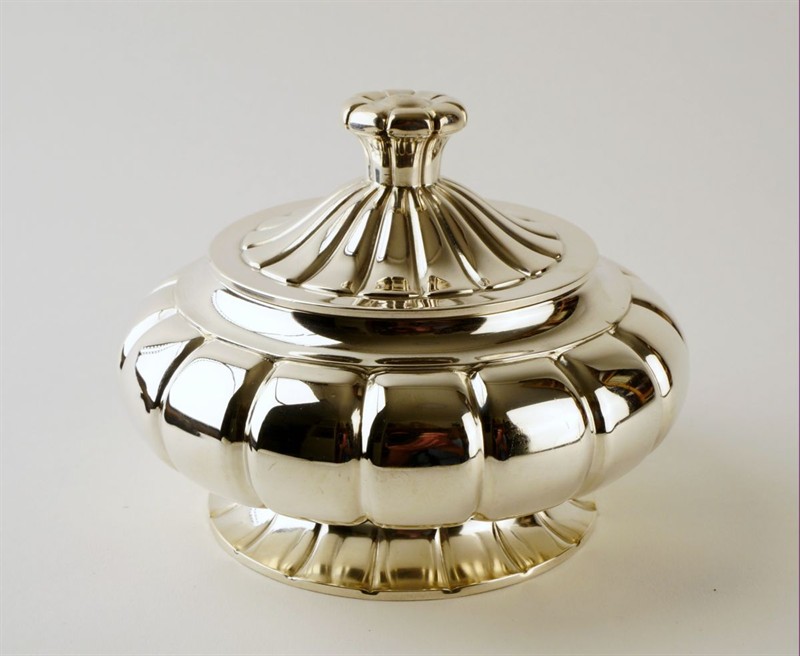 Stříbrná art deco dóza