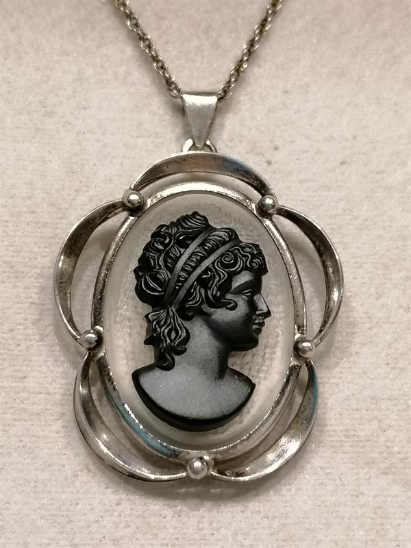 Stříbrný náhrdelník s kamejí