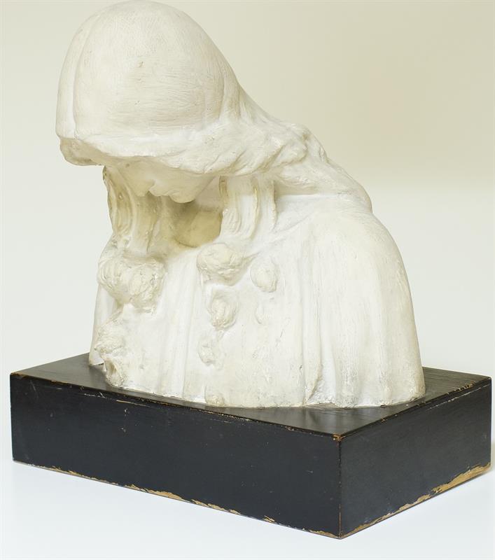 Slovanská dívka, secesní busta patinov. sádra Josef MYSLBEK