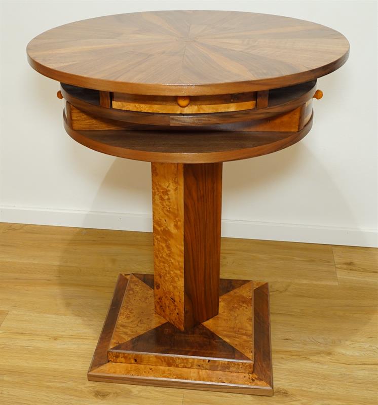 Karetní stolek, bohatě dýhované provedení - restaurovaný