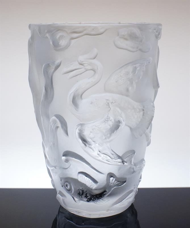 ART-DECO matovaná váza "Pelikáni" Fr. HALAMA sklo INGRID