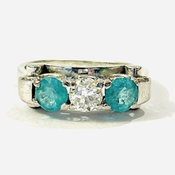 Zlatý starožitný prsten s diamantem 0,44 ct a smaragdy