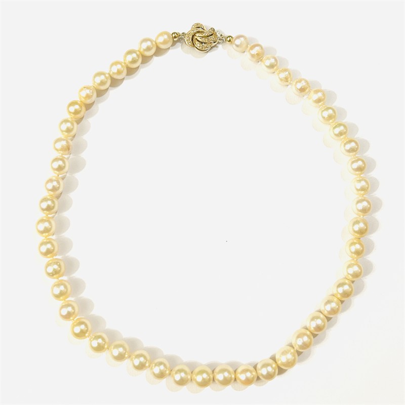 Perlový náhrdelník se zlatým zapínáním s diamanty